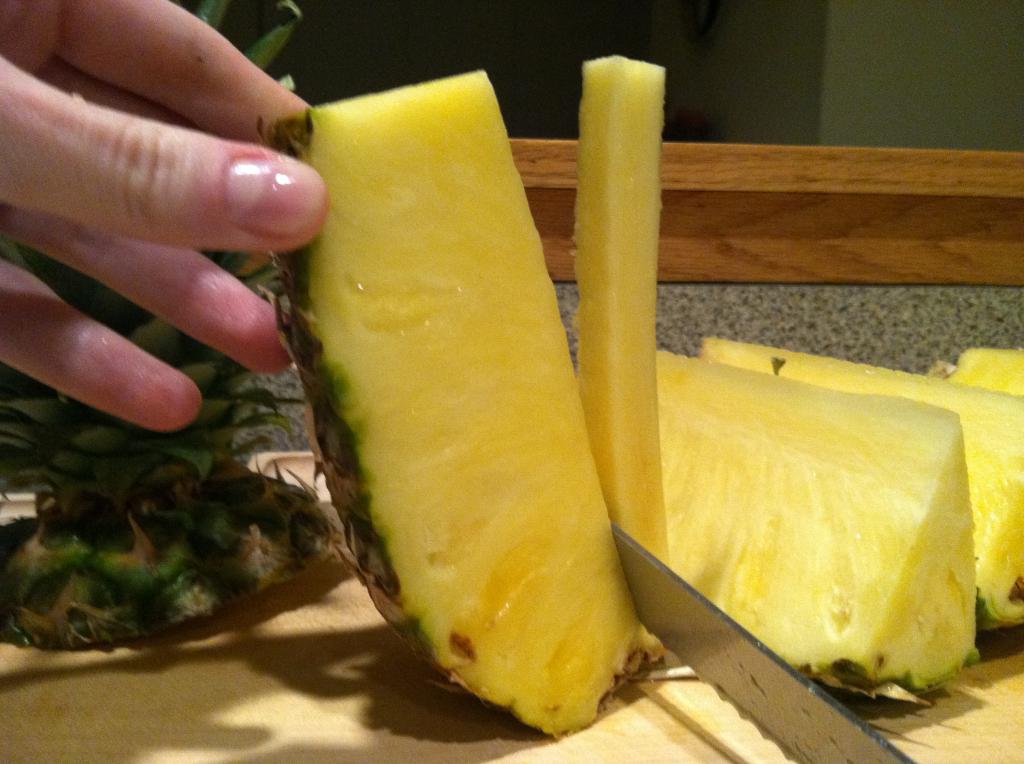 Как чистить и нарезать ананас: 5 способов | блог comfy