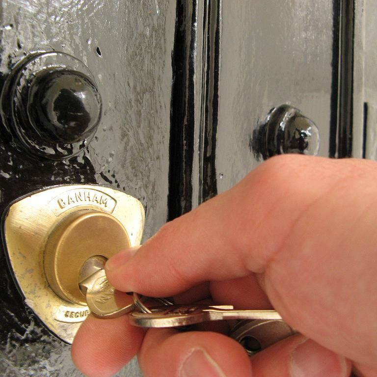 Как открыть замок если ключ не поворачивается: пошаговая инструкция открытия двери