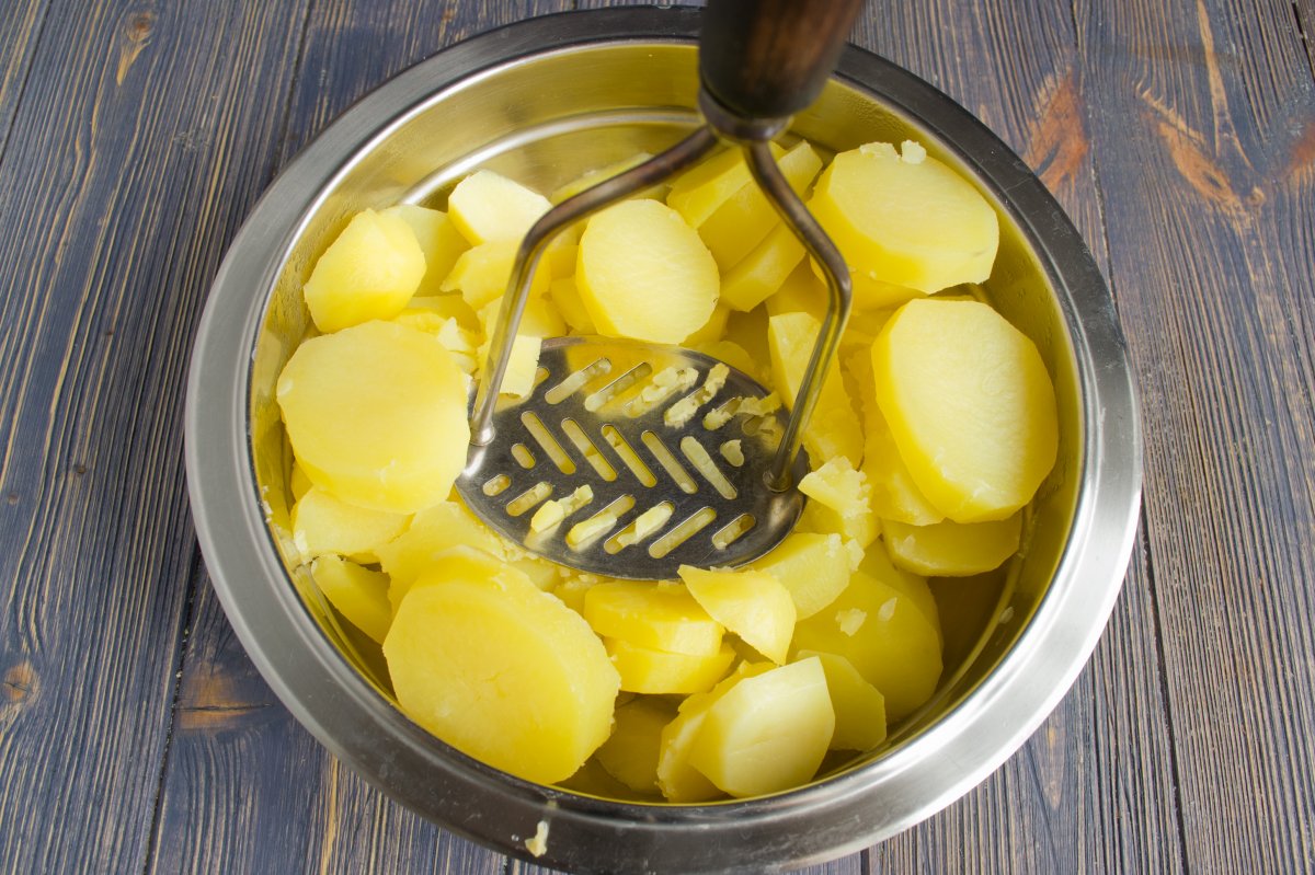 Полив и подкормка картофеля: сроки и периодичность