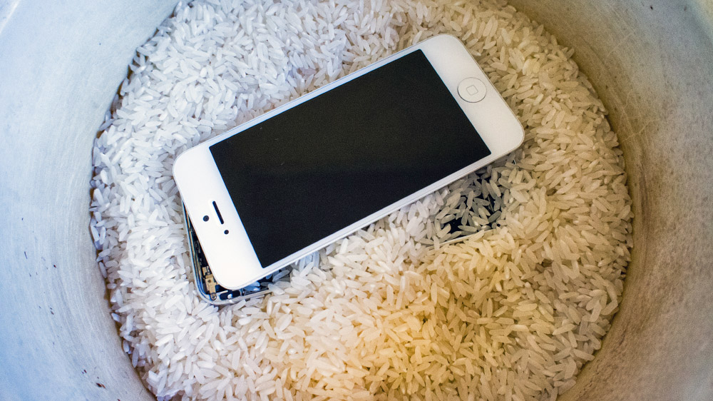 Самсунг упал в воду: как восстановить смартфон, если он намок