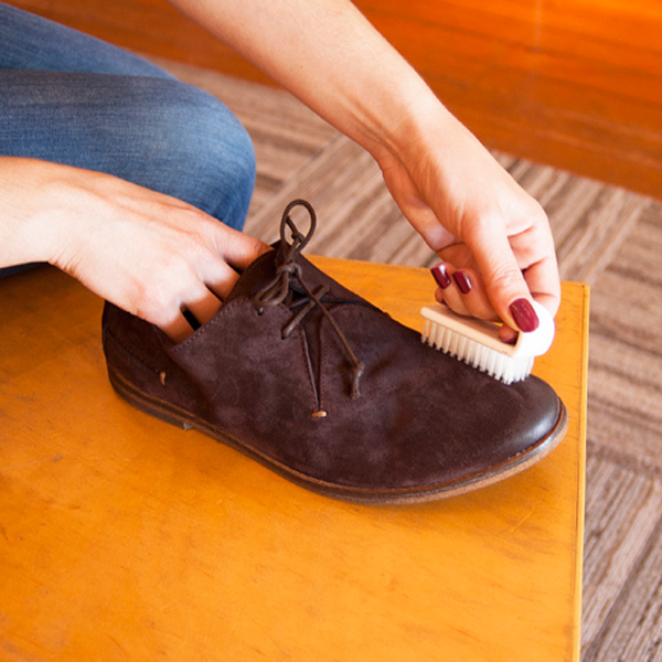 Как ухаживать за замшевой обувью. правильный уход за замшей в домашних условиях