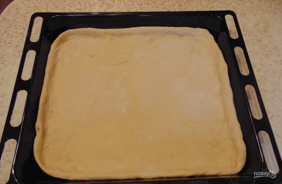 Как правильно выпекать тесто. Выложить тесто на противень. Противень с тестом. Тесто на пирог. Протвинь с бисквитным тестом.