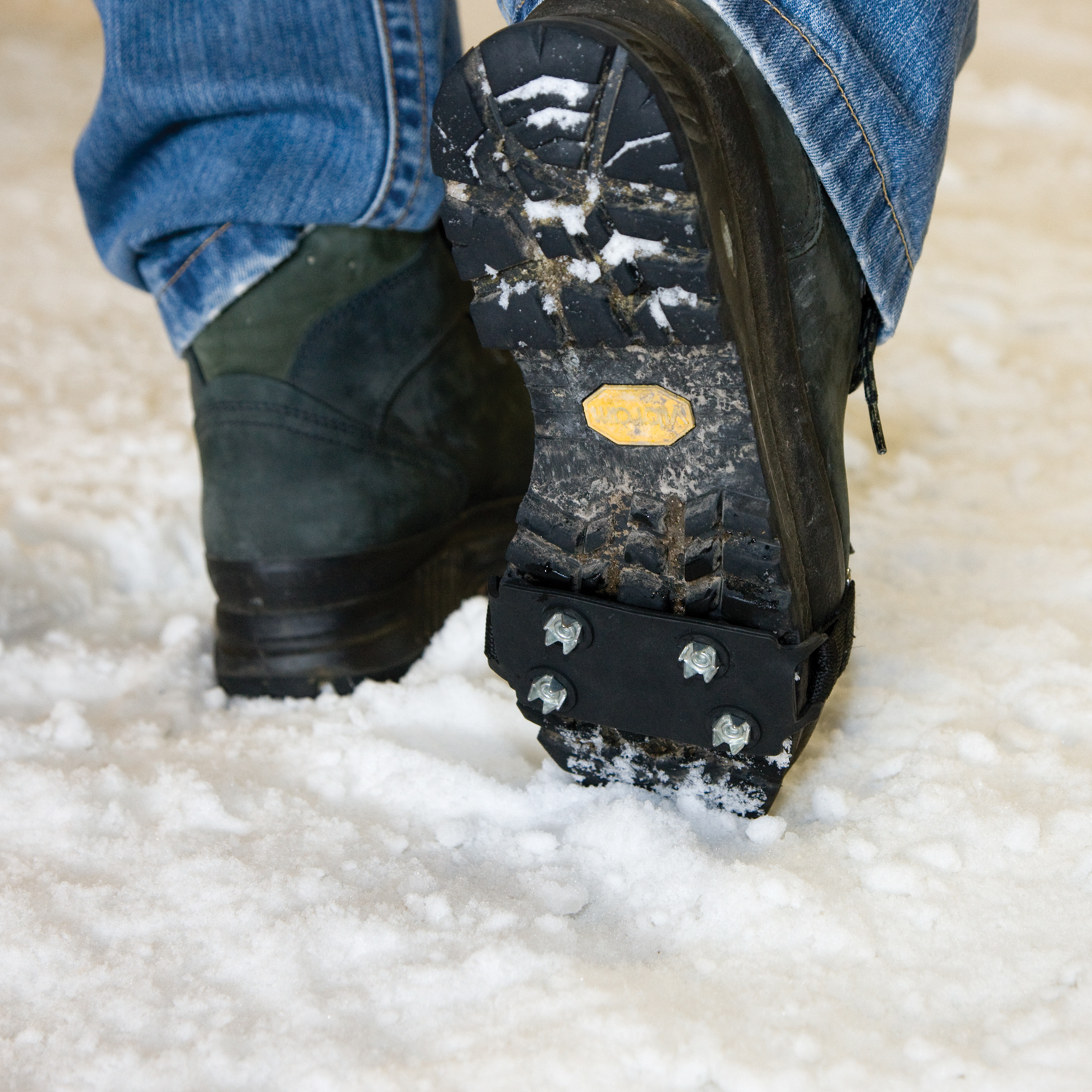 Лайфхаки, что можно сделать, чтобы зимой обувь не скользила по льду