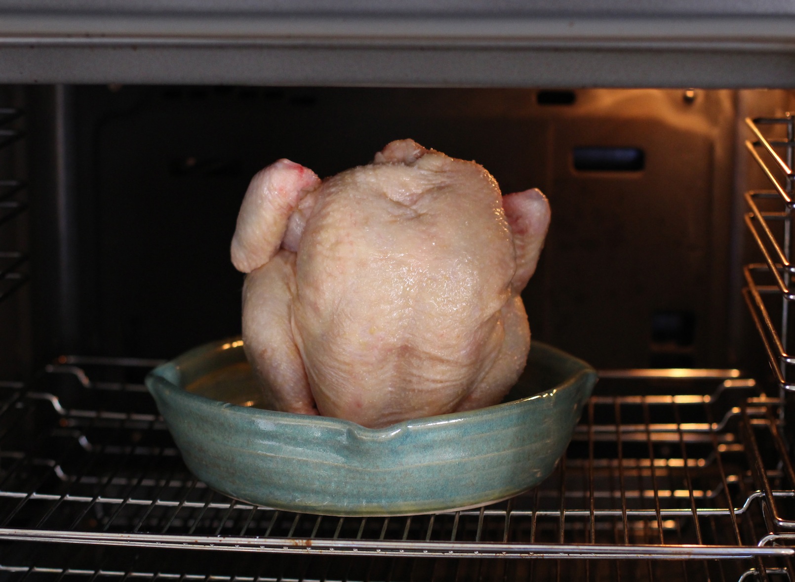 Поставь кура. Курица в духовке. Тушка курицы в духовке. Курица в духовке сырая. Курица в духовке целиком.