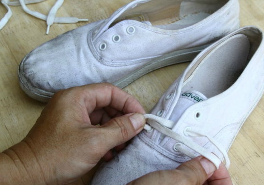Как стирать конверсы (converse): можно ли в стиральной машине, как помыть кеды вручную, как вывести пятна и высушить обувь?