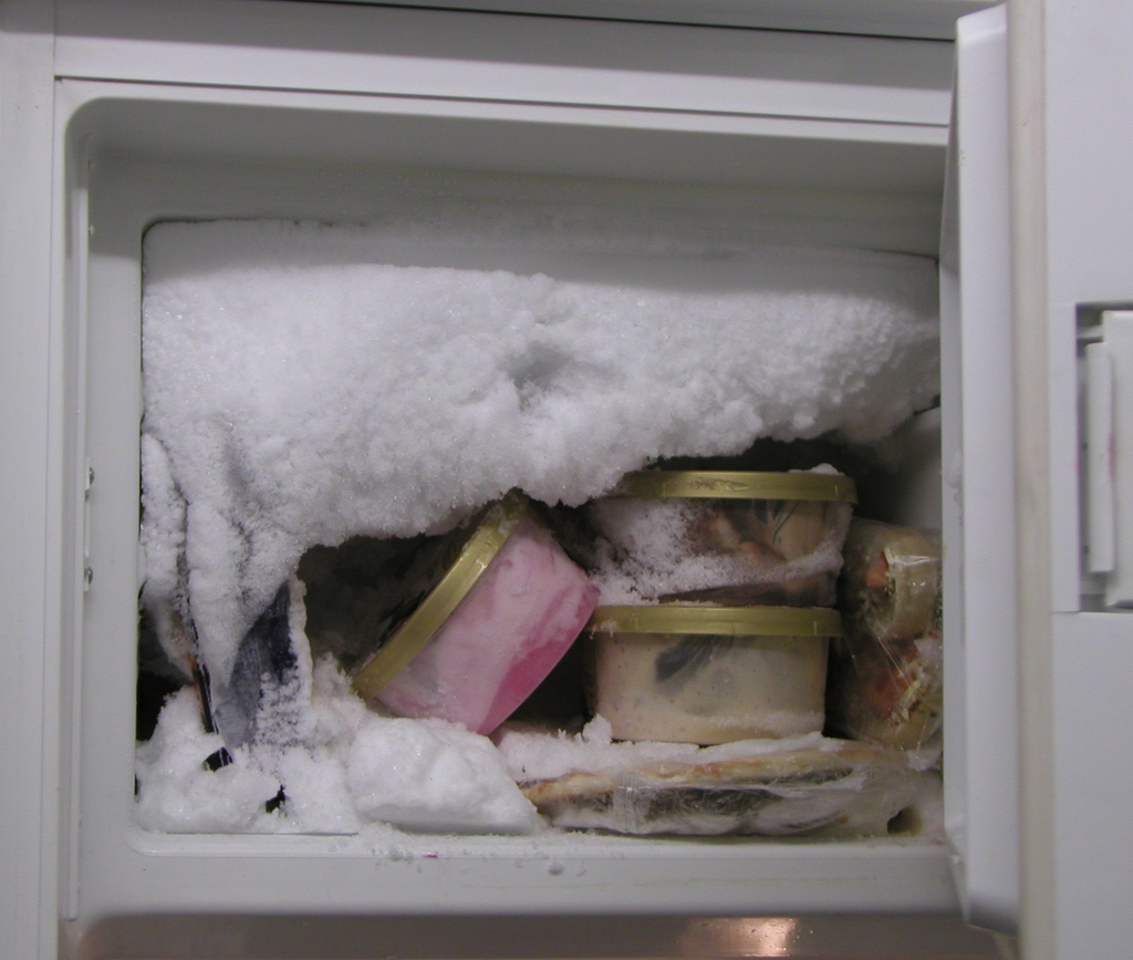 Почему холодильник замораживает. Лед в морозилке. Холодильник разморозился. Холодильник морозилка. Разморозка морозильной камеры.