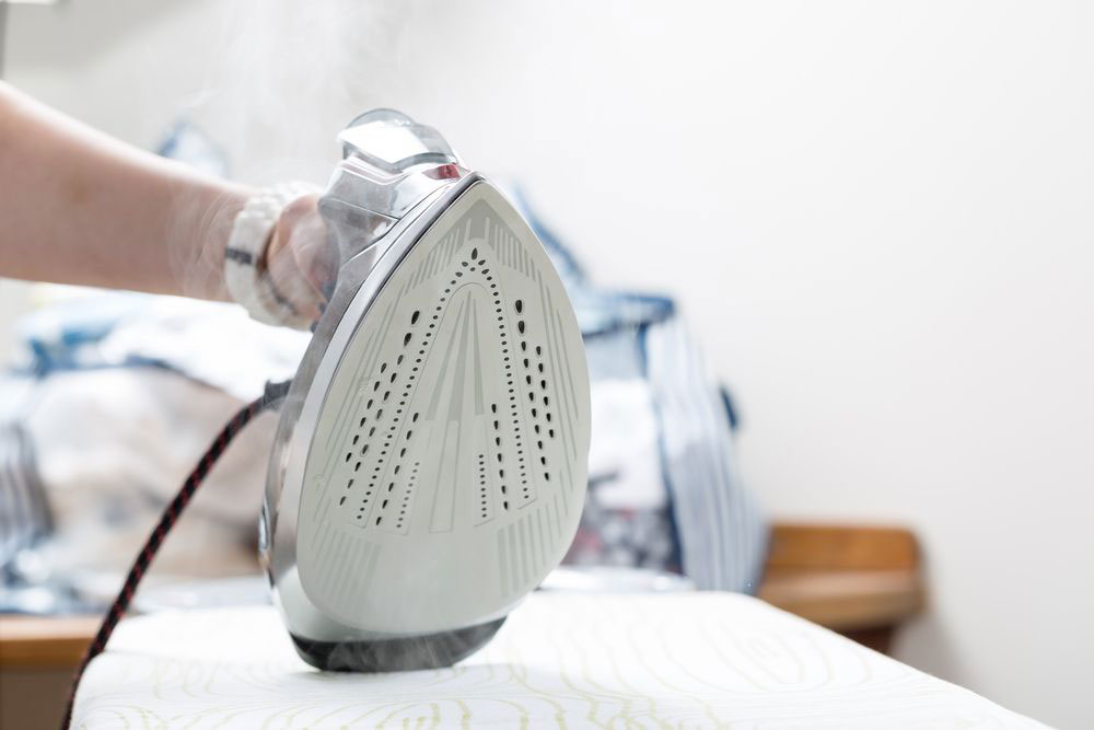 Чем почистить утюг от пригоревшей ткани: эффективные способы и методы чистки в домашних условиях