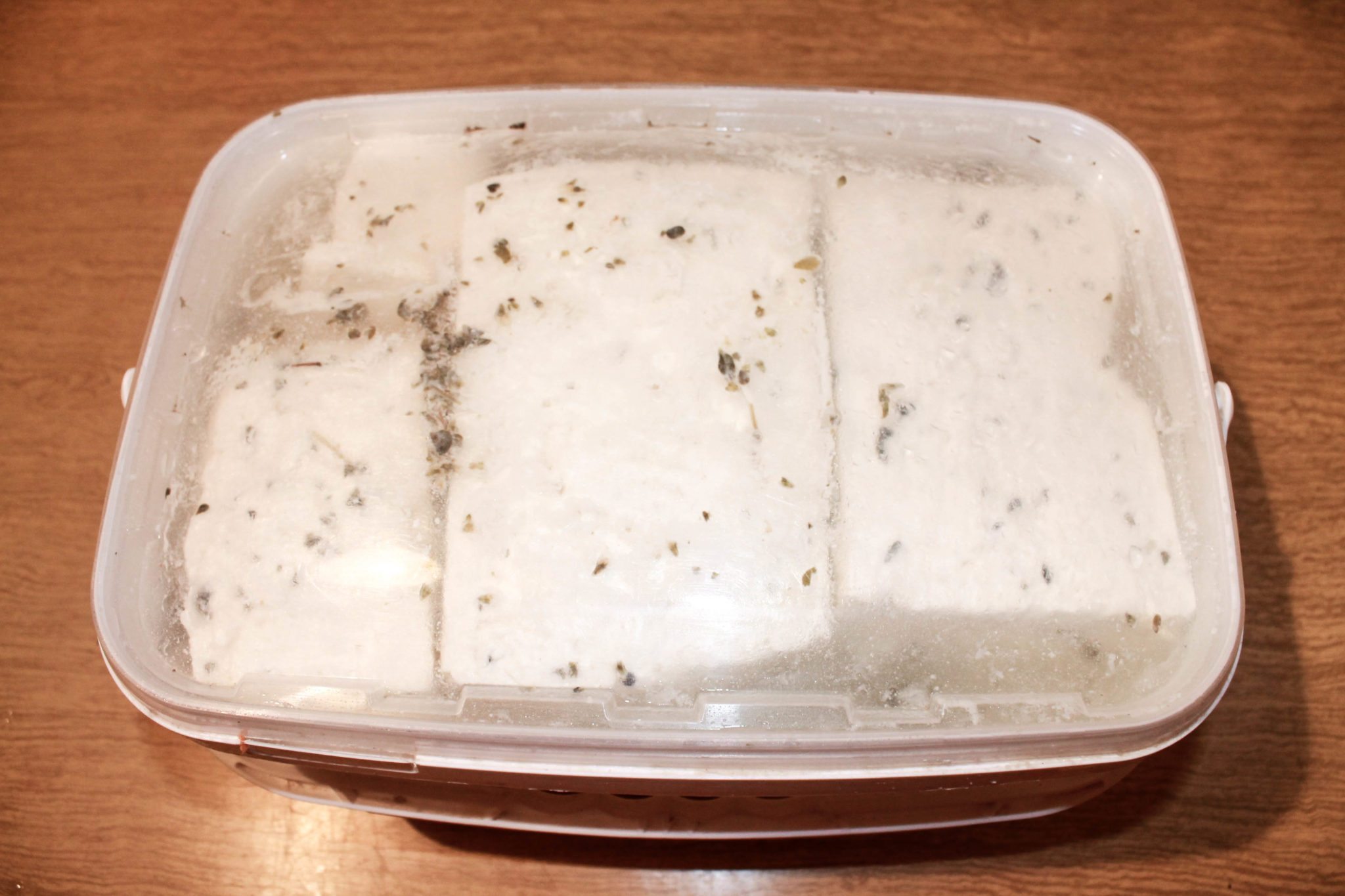 Можно ли замораживать сыр сулугуни в морозилке, как правильно хранить рассольные сыры