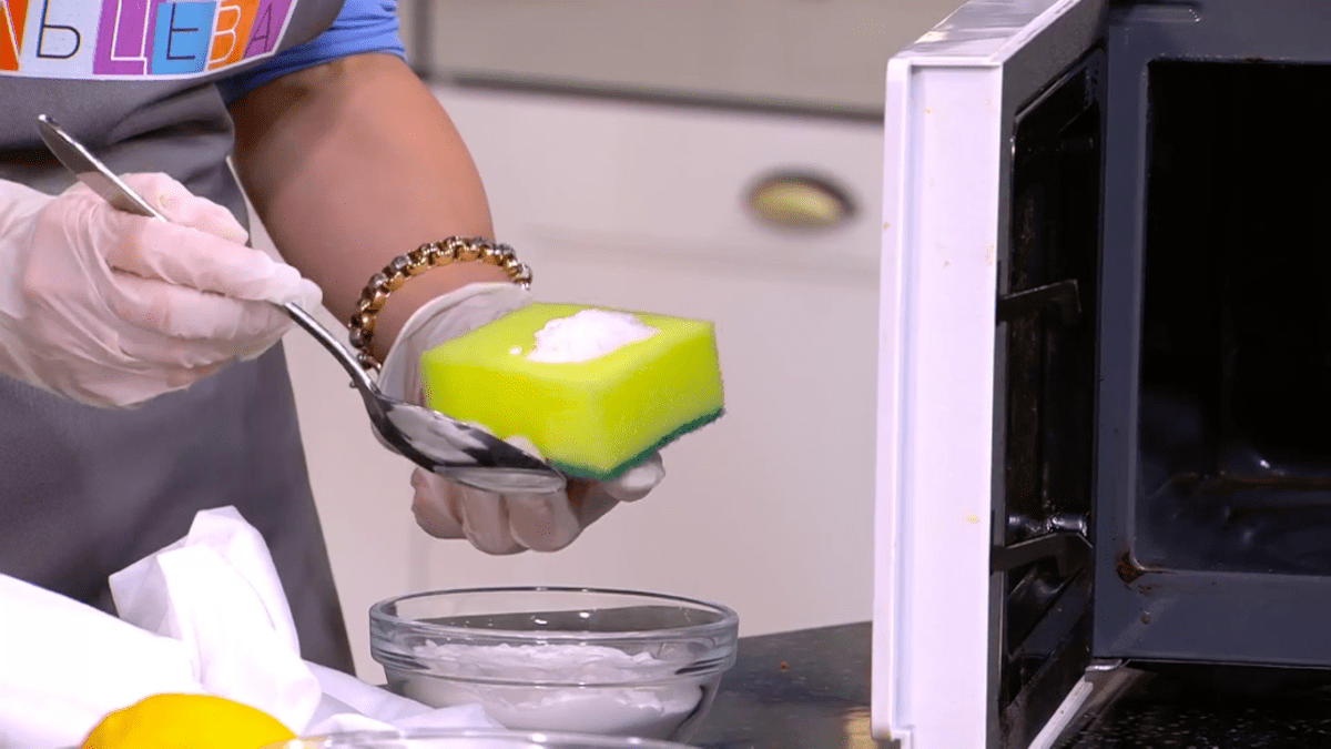 Как отмыть микроволновку от жира внутри: домашние и профессиональные средства