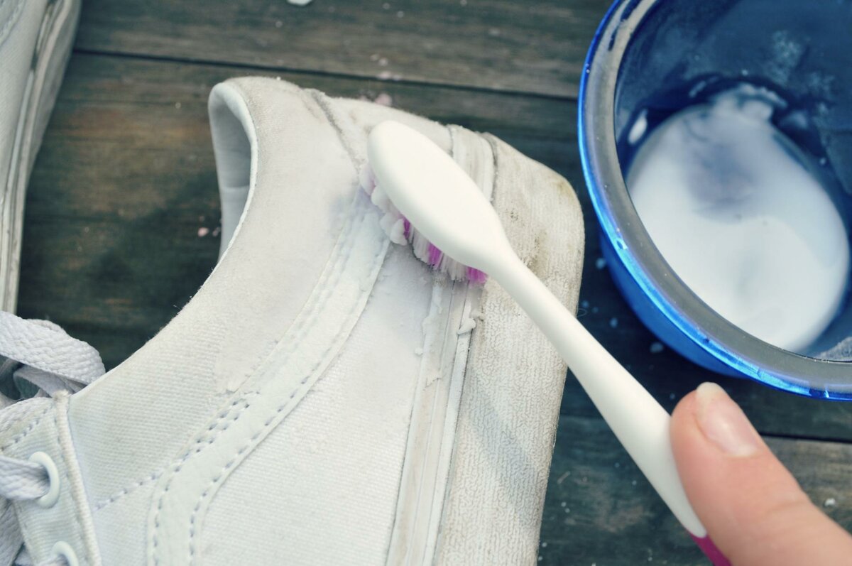 Как почистить и отбелить белые кроссовки зубной пастой: инструкция