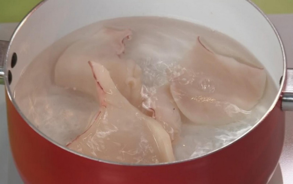 Как варить кальмары для салата замороженные неочищенные
