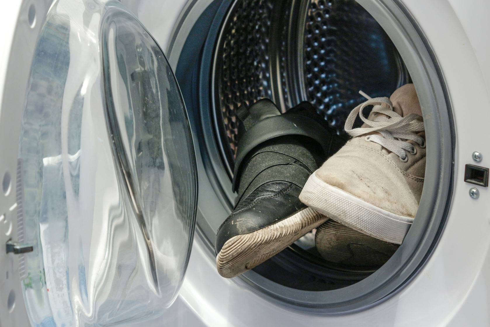 Можно ли стирать кеды в стиральной машине и как это сделать