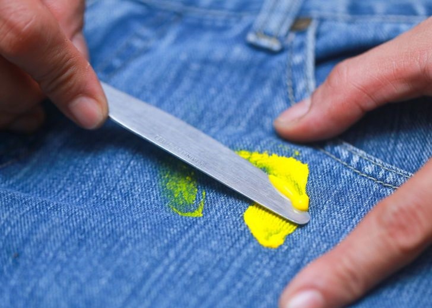 Как оттереть краску от штанов: джинсов, брюк, засохшую и свежую, удалить пятна от лавочки