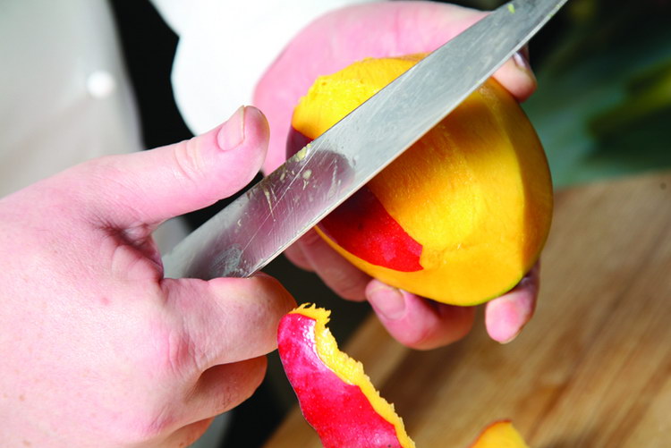 Как правильно почистить и порезать манго с косточкой в домашних условиях: описание основных способов, фото и видео