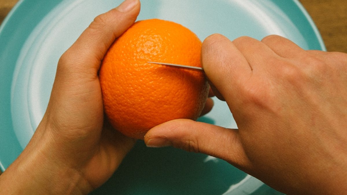 Как легко и быстро можно почистить апельсин от пленки и кожуры, чтобы не было брызг сока Способ почистить апельсин за 1 секунду, чтобы красиво украсить блюдо