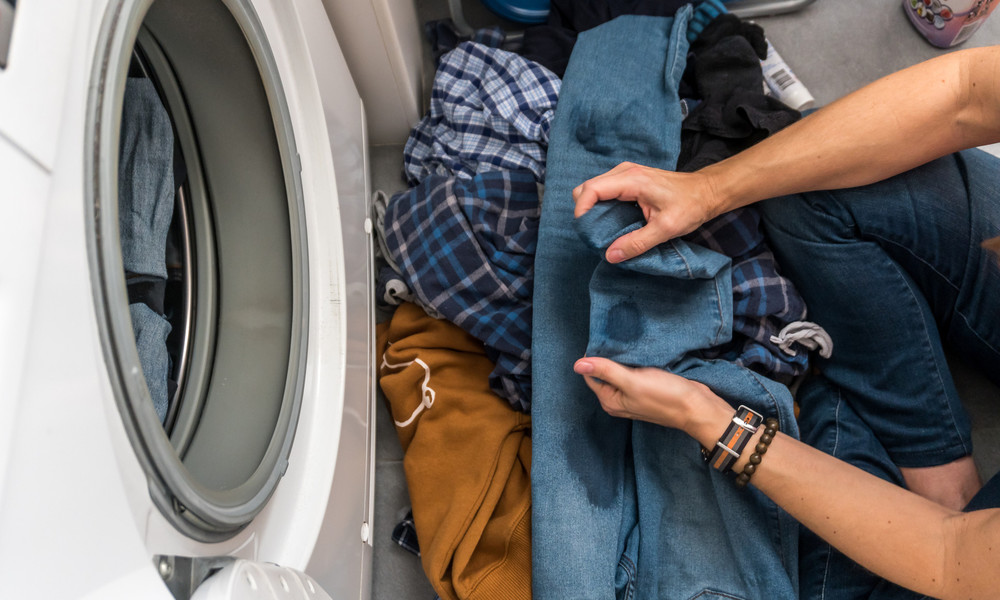 Как стирать джинсы в стиральной машине и вручную: при какой температуре, выбор правильного режима