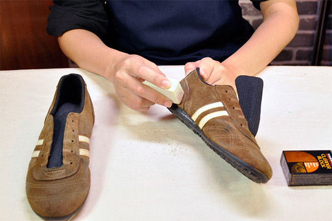Чтобы сохранить привлекательность и изящество изделий из мягкой специфической кожи, необходимо знать как почистить замшевую обувь и обеспечить ей должный уход
