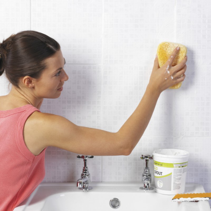 Как просто, быстро и результативно убрать плесень в ванной на герметике?