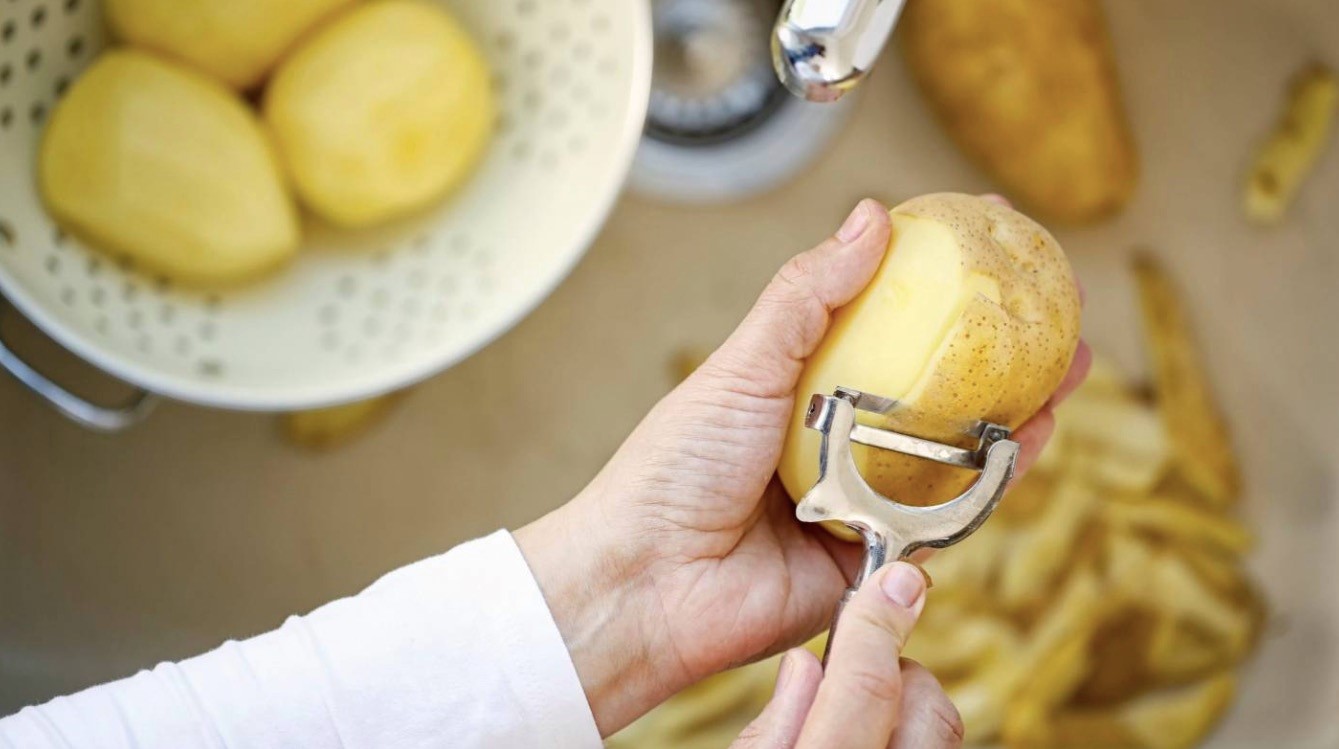 Как чистить картошку быстро, очищенный картофель, как правильно чистить ножом сырую картошку