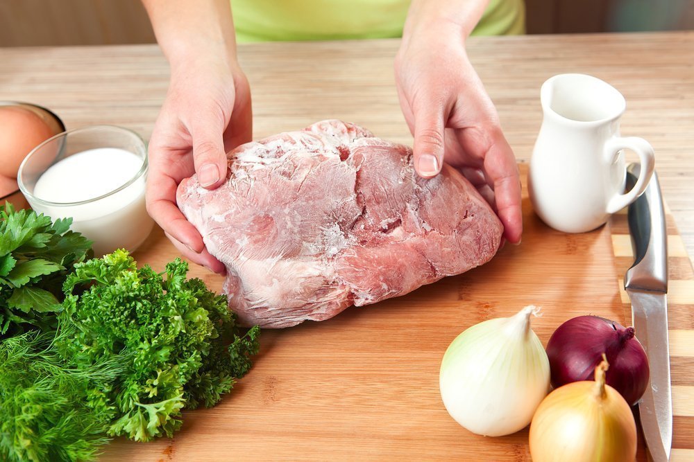 Нужно ли размораживать мясо перед приготовлением и как правильно это делать Как быстро разморозить мясо и можно ли это делать в горячей или холодной воде