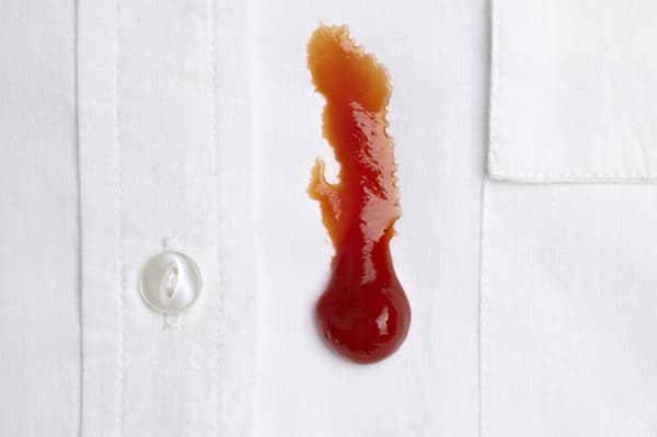 Простые и эффективные способы отстирать пятна кетчупа с белой одежды в домашних условиях: используем подручные средства и магазинные пятновыводители