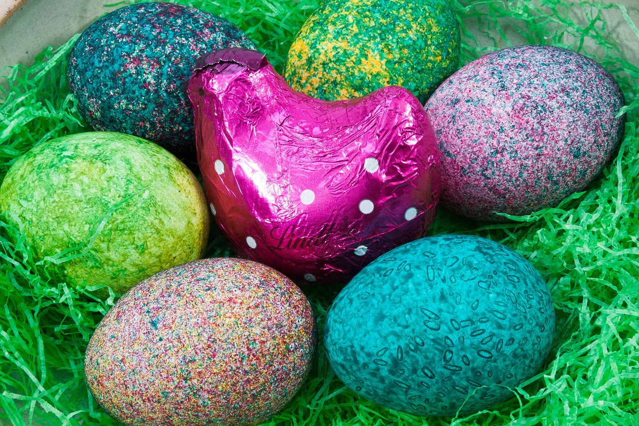 Как покрасить яйца на пасху 2022 красиво + новые идеи покраски яиц