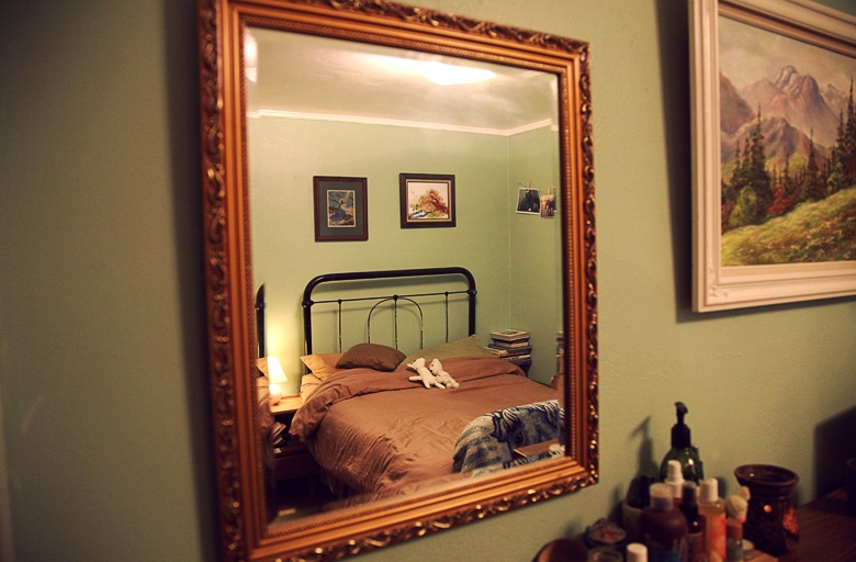 Зеркало на входной двери по фен-шуй в квартире: значение