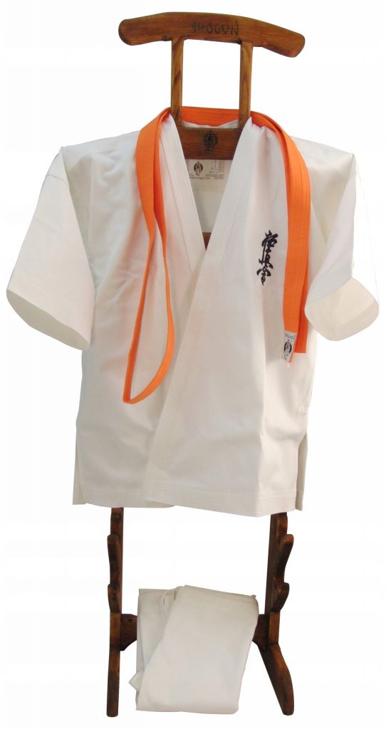 Чтобы понять, как стирать кимоно в стиральной машине для дзюдо, карате, для айкидо, нужно просто прочитать инструкцию на ярлычке и действовать строго по ней