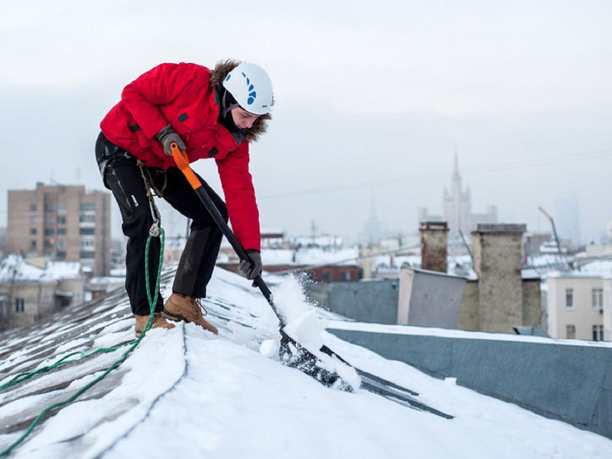 Нормы, требования и ответственность по очистки крыши от снега