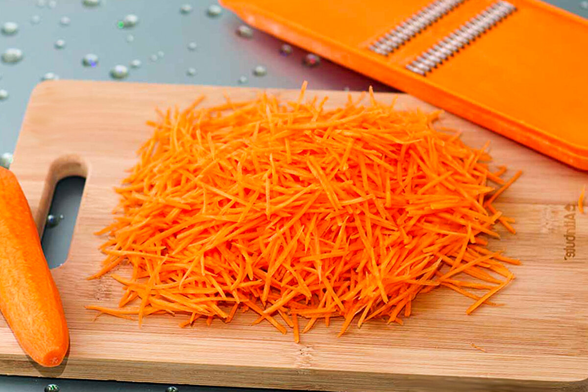 Нарезка овощей соломкой. Морковь нашинкованная соломкой. Морковь соломка 3х3х20мм. Нашинковать морковь соломкой по корейски. Нашинковать морковь соломкой овощерезкой.