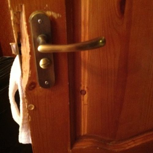 Несколько способов открыть замок двери без ключа