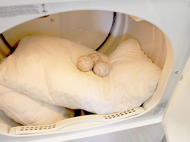 Как постирать подушку из холлофайбера: в стиральной машине, руками
