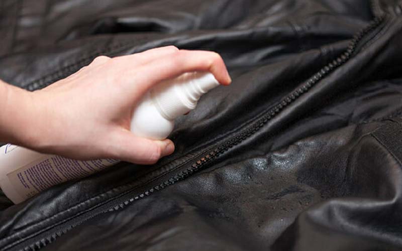 Как разгладить кожаную куртку в домашних условиях: от складок, после покупки