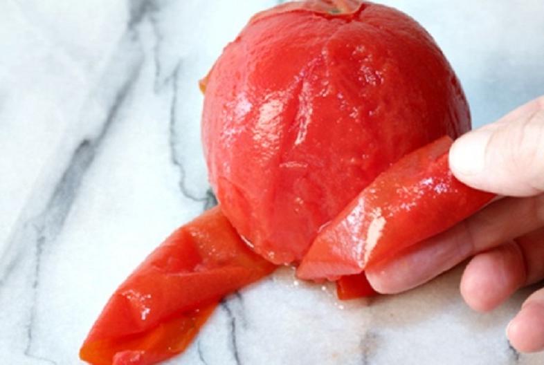 Как легко и быстро очистить помидоры от кожуры: 4 способа. надо ли очищать помидоры от кожицы при употреблении в пищу, вредно или полезно есть помидоры с кожурой?