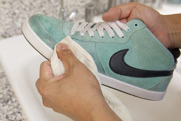 Как отстирать белые кроссовки из ткани: как почистить обувь от грязи в домашних условиях?