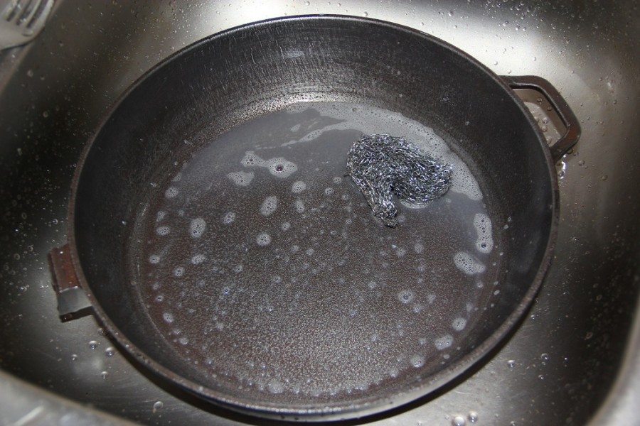 Чугунная сковорода пригорает — что делать: 3 способа устранения проблемы и 4 рецепта для чистки