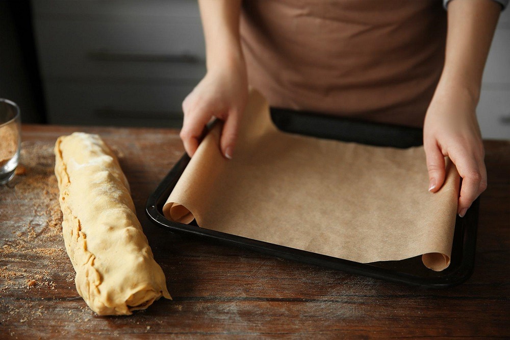 Можно ли заменить пергаментную бумагу фольгой, калькой или простой бумагой при выпечке бисквита, печенья или безе