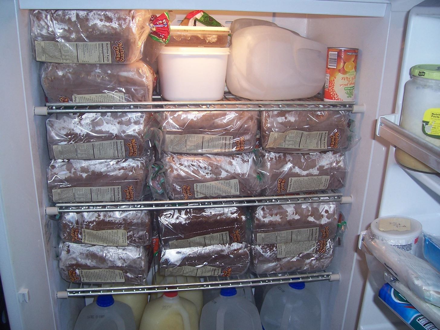 Можно ли хранить в холодильнике хлеб, как разморозить его после морозилки