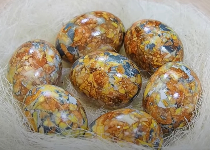Оригинальный способ покраски яиц к Пасхе – луковой шелухой и зеленкой Простой и безопасный рецепт создания мраморных яиц