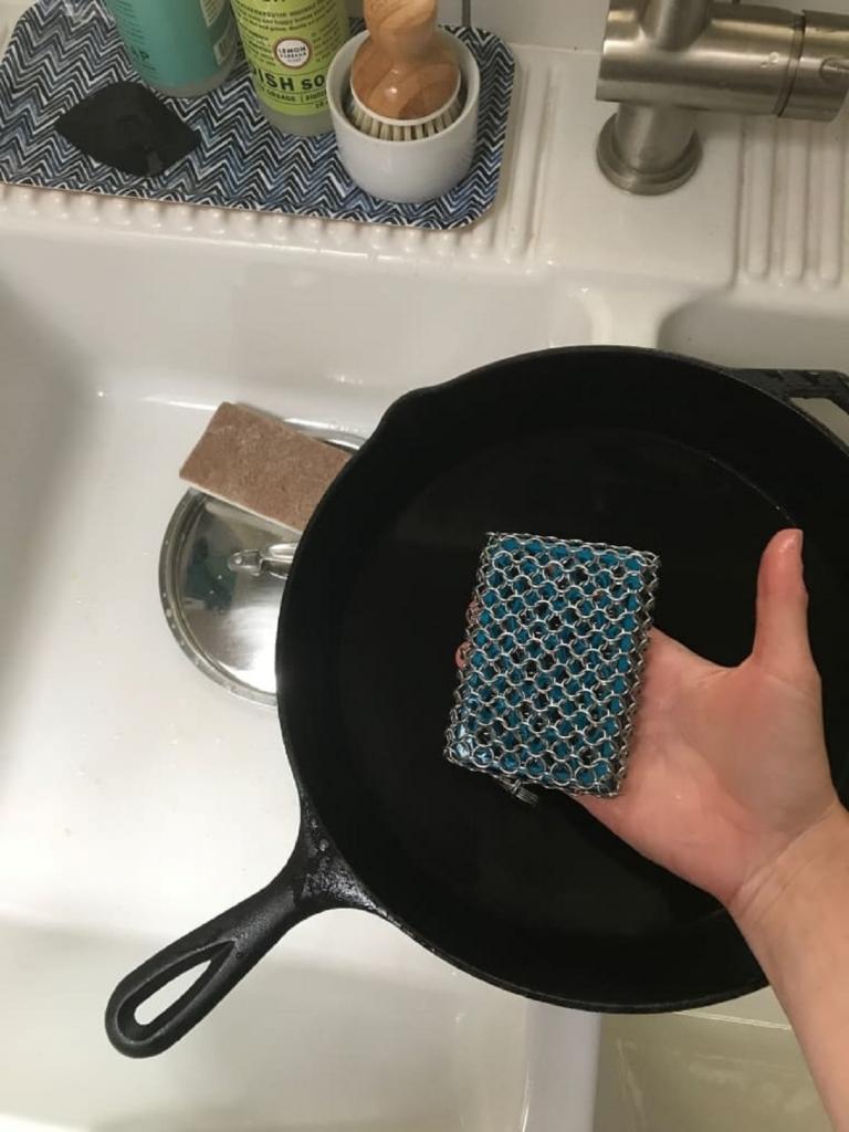 Как прокалить чугунную сковороду: перед первым применением, как подготовить к использованию