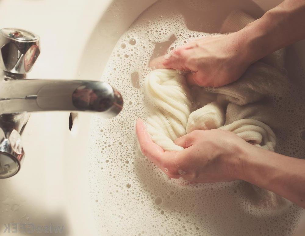 Как отстирать шторку в ванной вручную и в машинке: народные и профессиональные средства, советы, способы и рекомендации