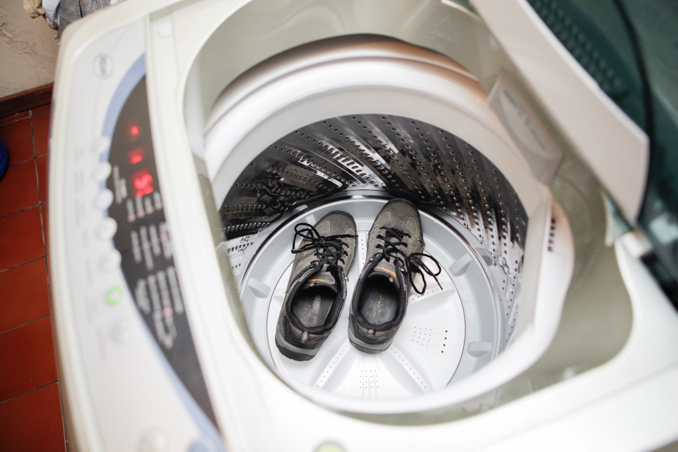 Как стирать обувь в стиральной машинке, посудомоечной и ручная чистка