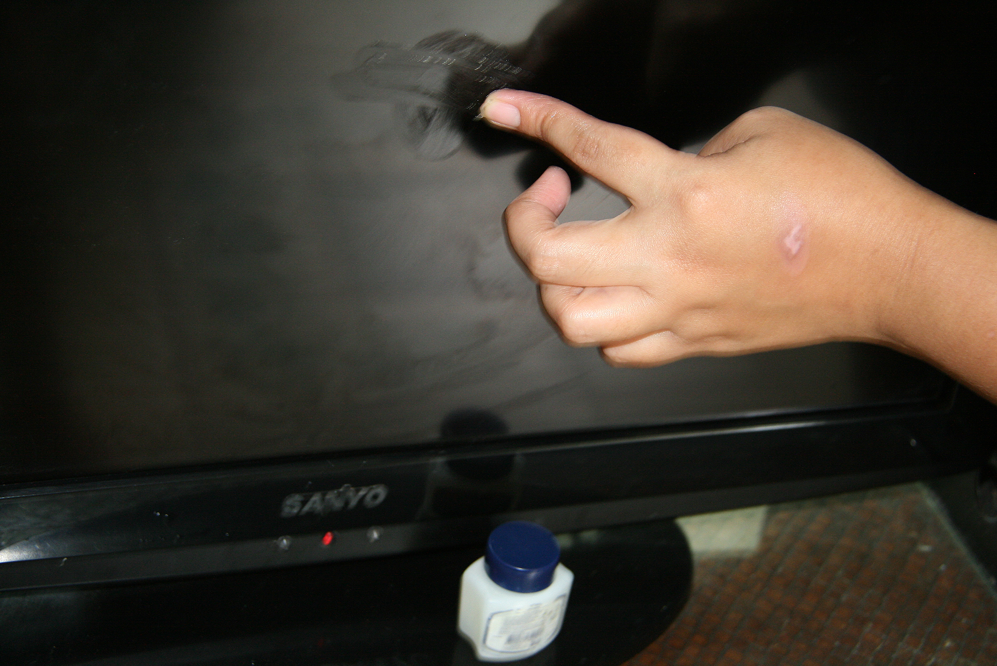 Чем протереть экран телевизора плазма в домашних