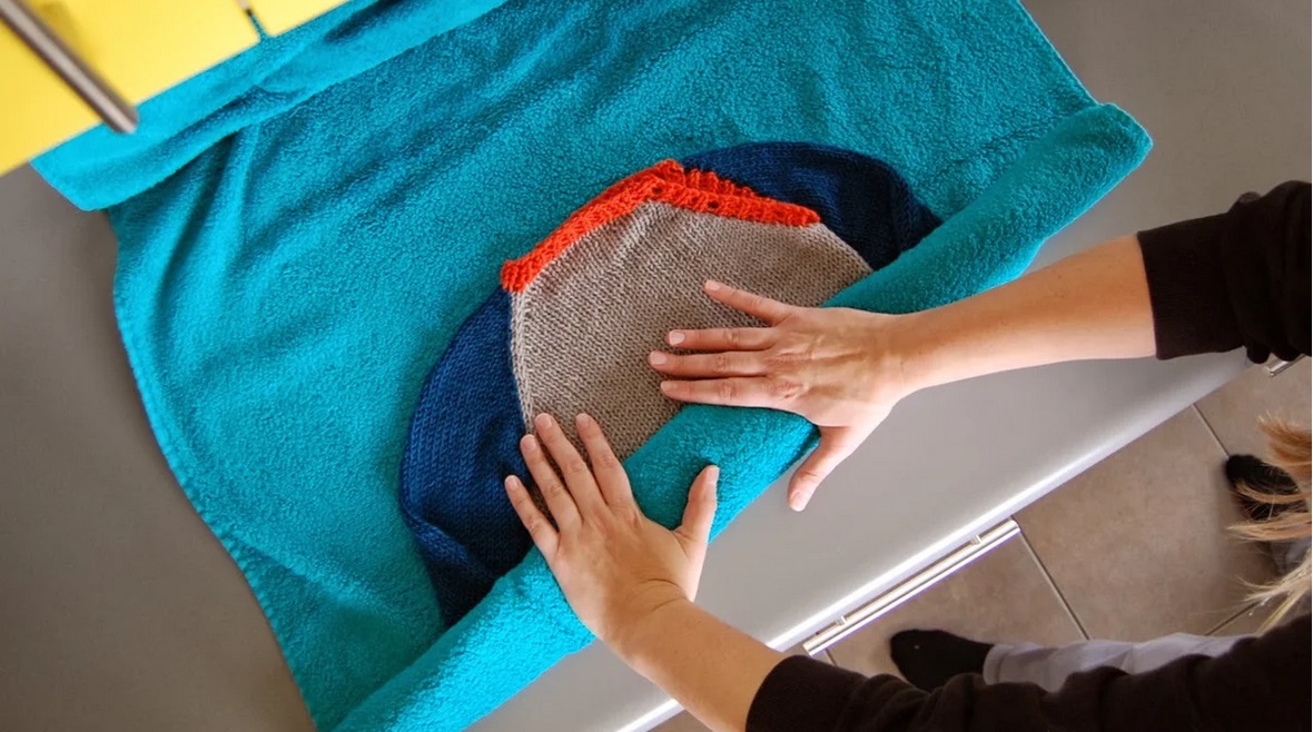 Правильная стирка шерстяного свитера вручную и в стиральной машинке