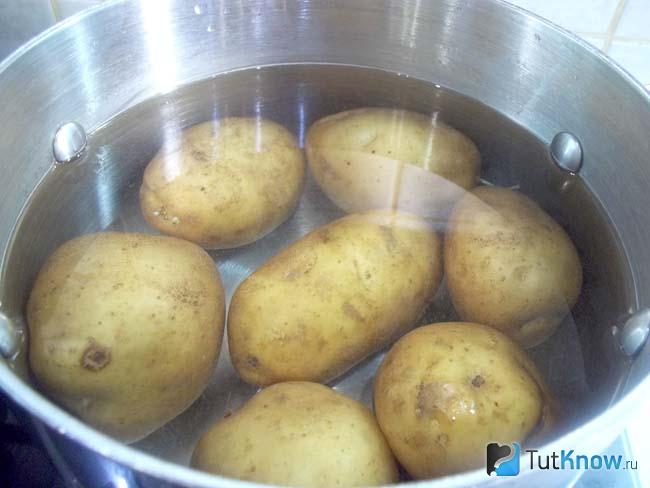 Почему картошка при варке разваливается. как варить картофель, чтобы он не разваривался, а оставался круглым?