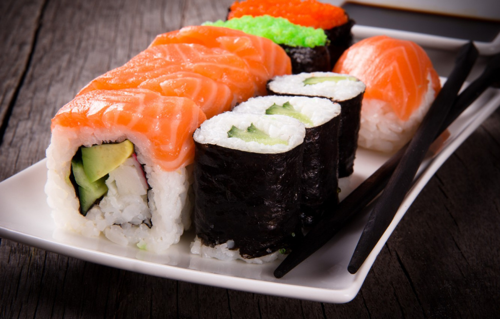 Суши и роллы: сколько хранятся после приготовления
