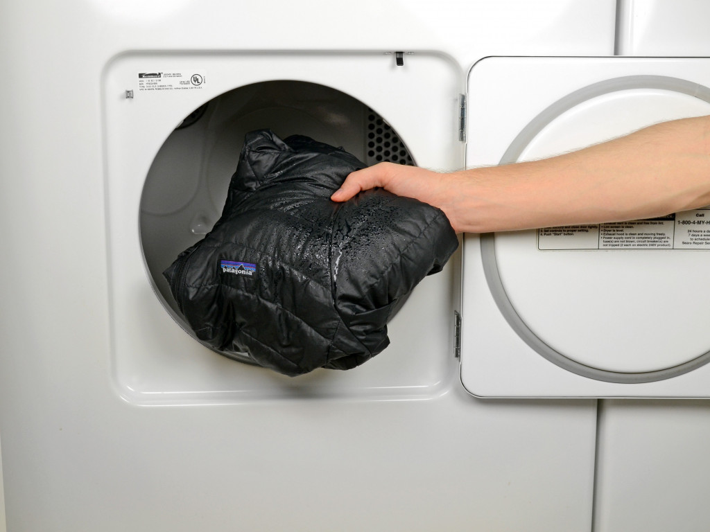 Постирать куртку на синтепоне: в стиральной машине и вручную, температура и режим