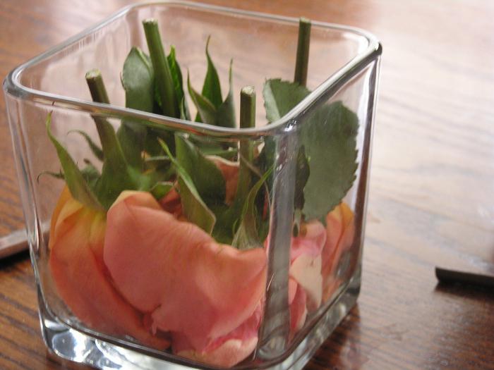 Что надо сделать, чтобы срезанные розы дольше стояли в вазе