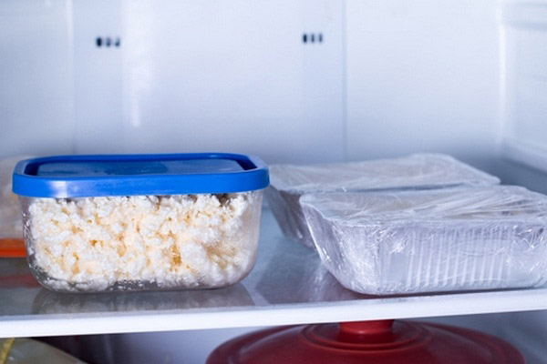 Как подольше сохранить сыр в холодильнике свежим?