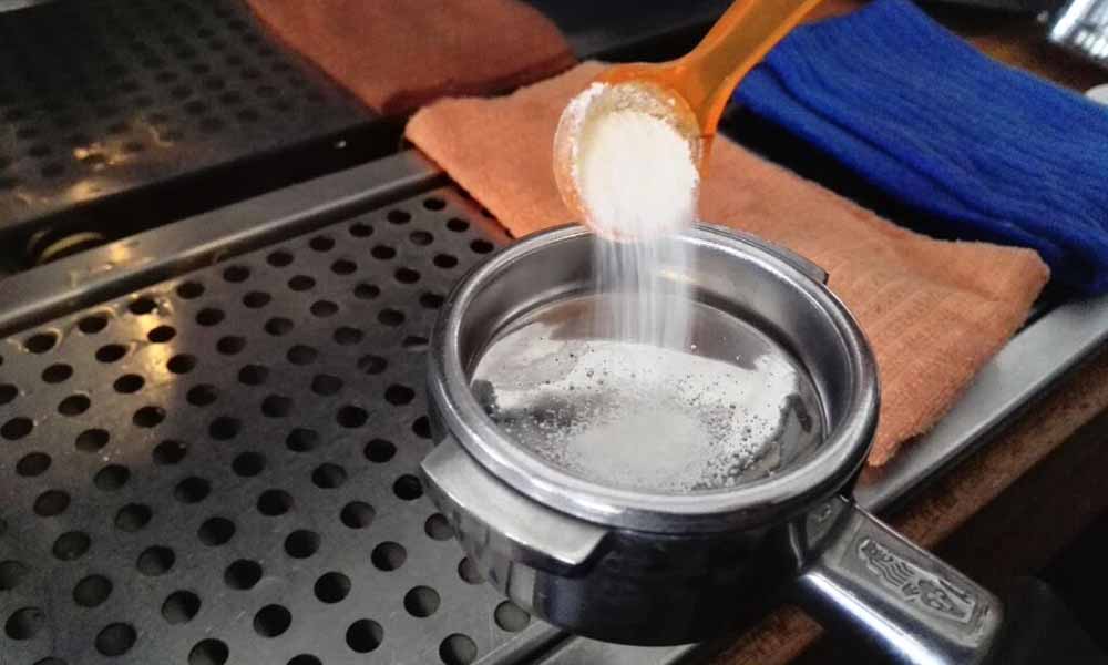Как почистить кофемашину от накипи лимонной кислотой и другими средствами